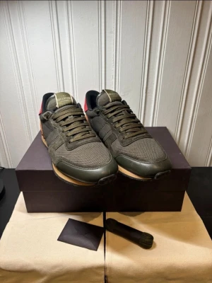 Olivgröna sneakers från Valentino - Riktigt snygga Valentino Rockrunners – perfekta för kyligare väder. Skick: 9/10 Självklart äkta ✅ Storlek: 42  Originalbox, 2 dustbags, extra snören samt Valentino-kort ingår. Fraktas samma dag.  Hör gärna av dig vid frågor eller funderingar 🙌