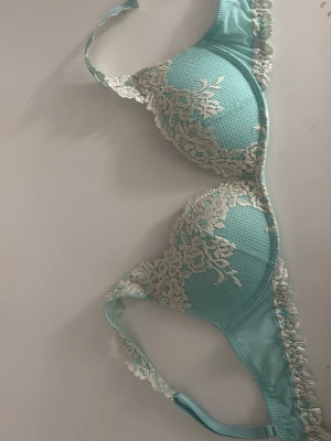Pretty flowers bh - Säljer min knappt använda intimmissimi bh. Bhn är deras gioia modell med push up. I strl 75b.