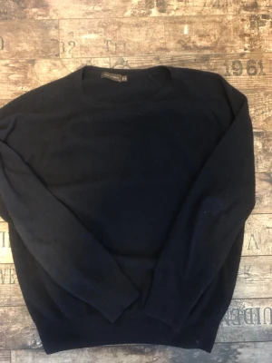 Svart Merinotröjs Oscar Jacobson  - Tja, säljer en stilren mycket fin tröja i merinoull från Oscar Jacobson. Mycket fint skick utan några som helst defekter. Ny pris ligger runt 2000, tveka inte att höra av er kring eventuella frågor ✅