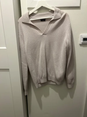 Stickade tröja med krage Massimo Dutti - Säljer två stilrena stickade tröjor med bred krage och v-ringning. Tröjorna har långa ärmar och ribbade muddar vid ärmslut och nederkant. Perfekt för dig som gillar en avslappnad men ändå trendig look.