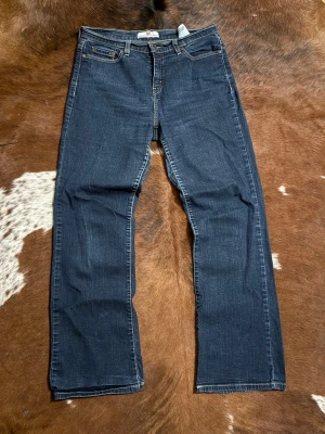 Levis 512 bootcut - Tjena! Säljer dessa riktigt snygga Levis bootcut, fint skick, modellen är 188cm/88kg och brukar ha W33-W34/L32-L34, denna modellen är dam men passar perfekt som herr också, hör av dig vid funderingar!🙌