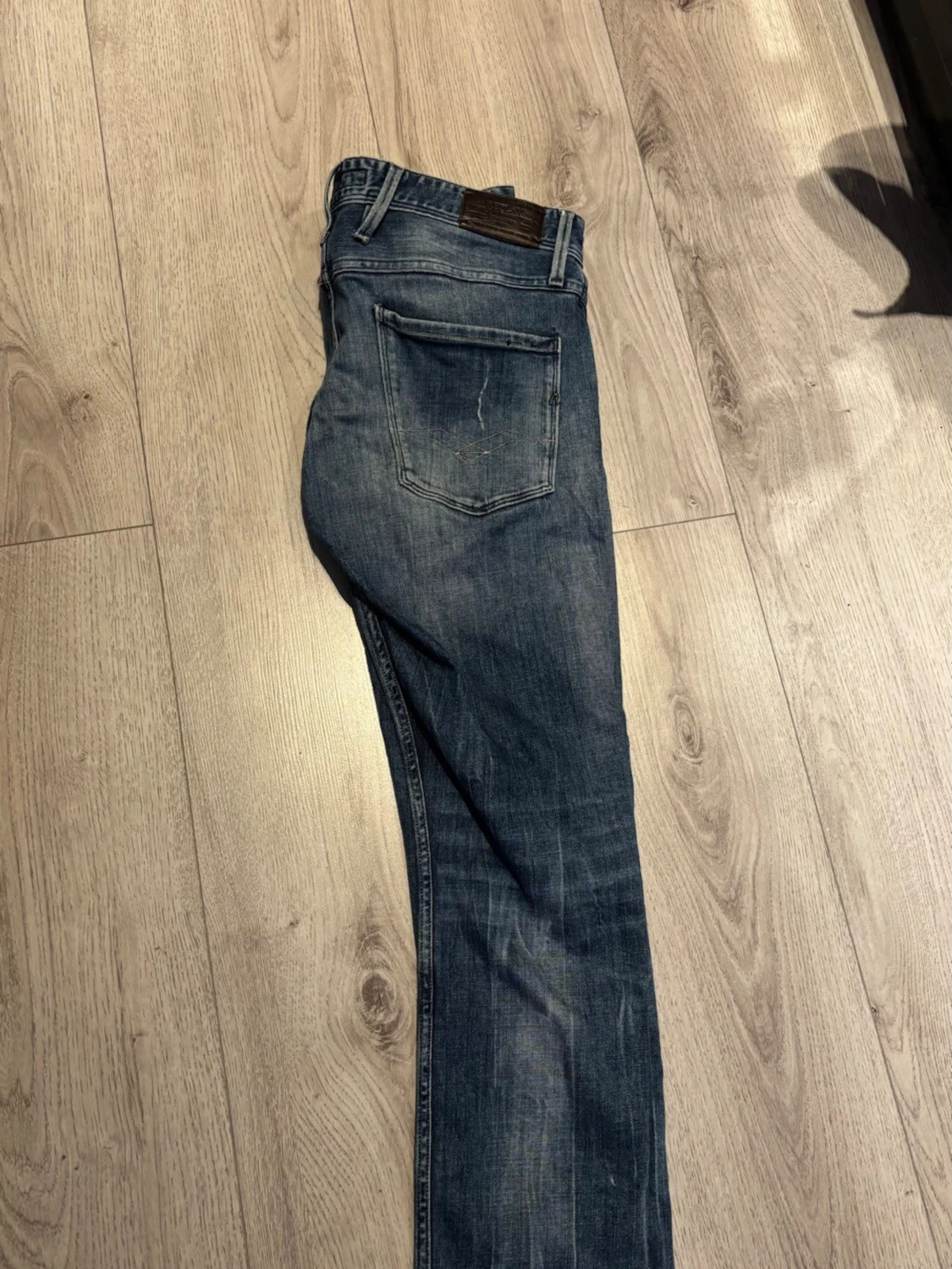 Blå slitna jeans från Replay - 2