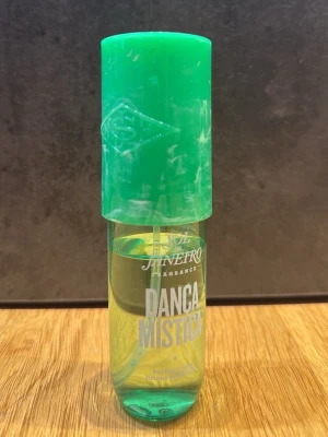 Sol de Janeiro Danca Mistica parfym - Fräsch parfym från Sol de Janeiro med namnet Danca Mistica. Flaskan är cylinderformad i genomskinligt glas med en grön plastkork. Modern och färgstark design som sticker ut i badrumshyllan.