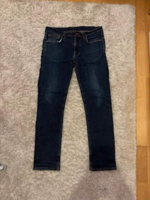 Nudie jeans i modell lean dean - Ett par nudie jeans i modellen Lean Dean. ⚠️ står att det är W33 L34 men skulle säga att det ska va W30 L30. Annars är dom väldigt schyssta och knappt använda.