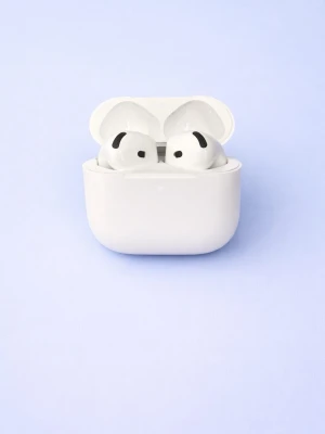 Apple AirPods Pro med laddningsetui - Säljer ett par vita AirPods 4 med matchande laddningsetui. Trådlösa in-ear hörlurar i stilren design med silikonproppar och kompakt fodral i plast. Perfekta för musik, samtal och träning tack vare brusreducering och smidig anslutning.