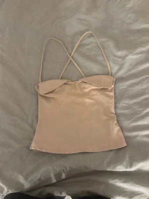 Beige topp från PrettyLittleThing - Så fin!!