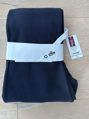 Russemerch sweatpants long edition - Helt nya, inte ens provade på. https://www.russemerch.com/products/sweatpant-girl-straight-leg-long-edition-navy