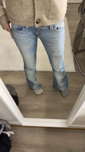 Ljusblå bootcut jeans med slitningar från gina 14+ - Användes ett par gånger i sommar o har fått lite slitningar vid hälarna som man ser på sista bilden, annars har de inga andra skador. Og pris 400💕 Köptes i xxs men skulle säga att de passar nån som har xs eftersom de är rätt så stretchiga