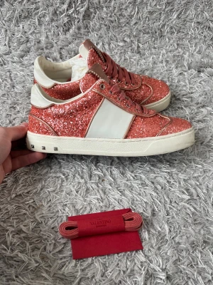 Valentino Flycrew rosa - Säljer ett Valentino Flycrew i rosa glitter! | De är i mycket fint skick med alla nitarna kvar! Finns något mindre tecken på användning! | Har kvitto, extra snören och kort! | Ställ gärna frågor innan du köper!