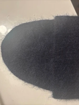 Mörkgrå ullig filthatt - Säljer en mörkgrå filthatt med mjuk och ullig yta. Hatten har en klassisk rundad form och är tillverkad i ett fluffigt material som ger en mysig känsla. Perfekt för dig som gillar stilrena accessoarer med lite extra textur.