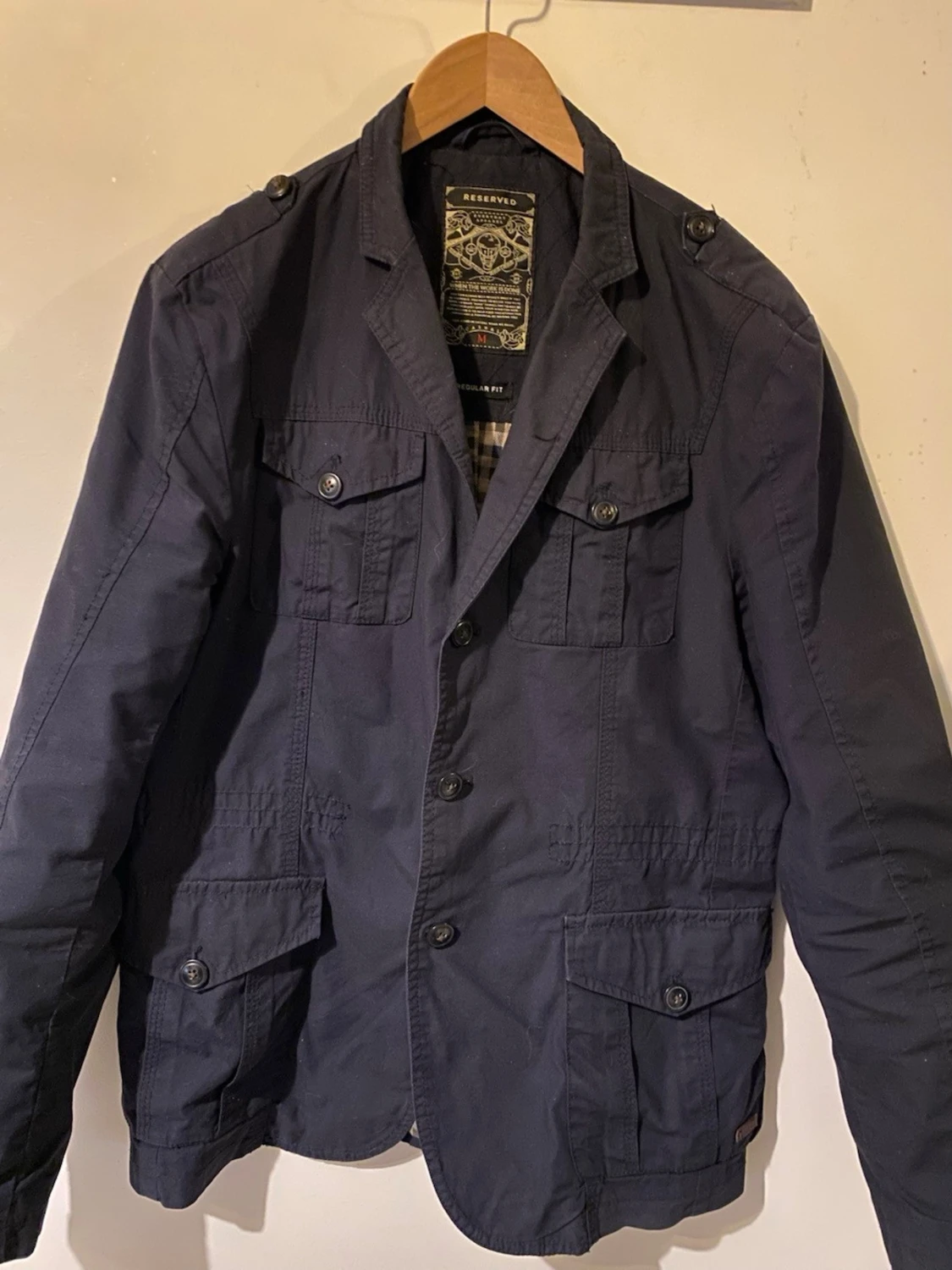 Mörkblå kavajjacka från Reserved