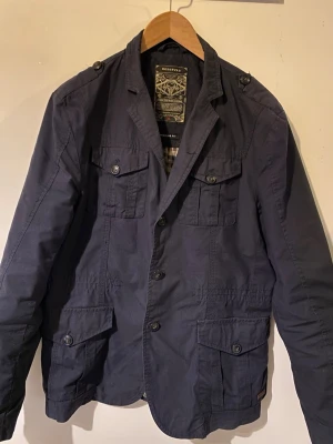 Mörkblå kavajjacka från Reserved - Stilren mörkblå kavajjacka från Reserved i storlek M. Perfekt fieldjacket till våren 