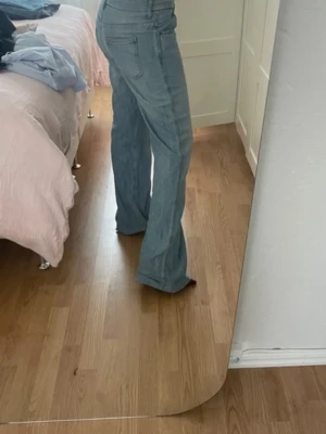 Zara jeans  - Säljer dessa jeans från Zara. Köpte på vinted men säljer då de inte passar mig. Storlek 36.