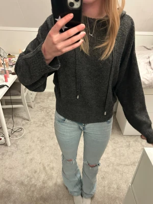 Mörkgrå stickad hoodie - Stickad mörkgrå hoodie💕 Tveka inte att skriva om du är intresserad eller vill ha fler bilder. Pris kan diskuteras❤️
