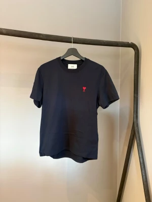 Ami t-shirt - Snygg mörkblå t-shirt från Ami. Den är köpt på Careofcarl för 1499 kr. Håller bra skick! Kolla femte bilden för exakt modell. Det är en S men ganska liten i storleken, framförallt kort. Hör gärna av er vid funderingar😀