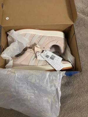 Adidas Campus 00s  - Säljer ett par Adidas Campus 00s W sneakers i ljusrosa. Skorna är helt nya och har aldrig använts (etiketter sitter fortfarande kvar). Säljer  skorna då jag ej hunnit använda dem. Vid frågor är det bara att höra av sig💛💛