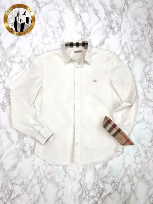 Burberry Skjorta M - Vit Burberry skjorta i storlek M i nästintill nyskick. Notera att tvättlappen klivit avklippt, därav det lägre priset. Skjortan är självklart äkta. Är du osäker på äkthet hänvisar jag gärna till bra källor/guider. Tveka inte på att höra av dig för fler frågor eller vid minsta fundering! Skick: 9,5/10