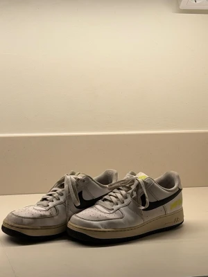 Nike Air Force 1 (Just Do It) - Fortfarande mycket liv kvar i sulan. Klassisk och tidlös sneaker som passar till allt – perfekt för vardag och streetstyle.