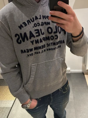 Ralph lauren hoodie | M - Skön hoodie från Ralph lauren | inga defekter och mycket bra skick | undrar du över något tveka då inte på att höra av dig | ⚜️