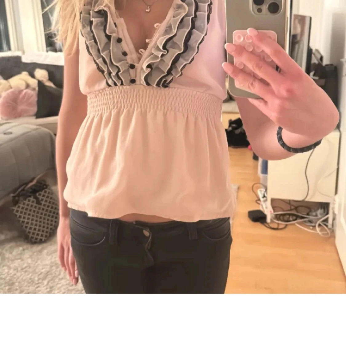 Rosa blus med volangdetaljer - 1