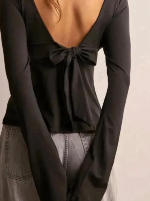 tröja nelly svar med rosett där bak  - jättebra skick! 