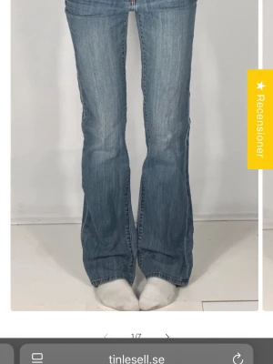 Blå bootcut jeans med broderade fickor - Snygga blå bootcut jeans med lågmidja. Säljer då det tyvärr inte passar mig, köpte på tinlesell. Bilderna är tagna från tinlesell förutom näst sista och alla detaljer står på sista bilden, märket står inte då jag inte ser vad det står helt men finns bilder på märket, skriv vid frågor💕