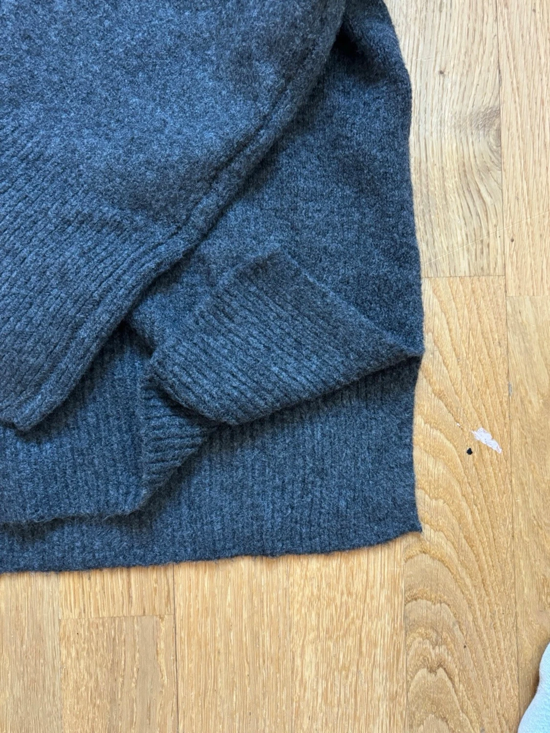 Mörkgrå stickad tröja - 1