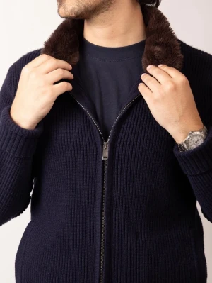 Zip tröja med päls - Riktigt snygg zip tröja från potestas, pälsen går att ta av. Finns i storlekar mellan S-L. Väldigt bra kvalité med ull och bommulsblandning. 