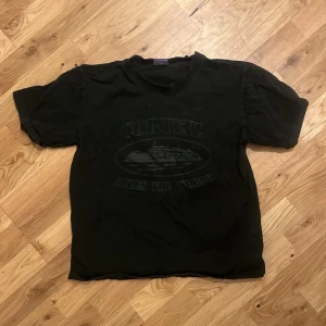 Svart Cortiez t-shirt med tryck - Cool svart t-shirt från Cortiez med ett stort skeppstryck och texten 'Cortiez Rules The World' på framsidan. Lite mindre i passform. Pris kan diskuteras😁