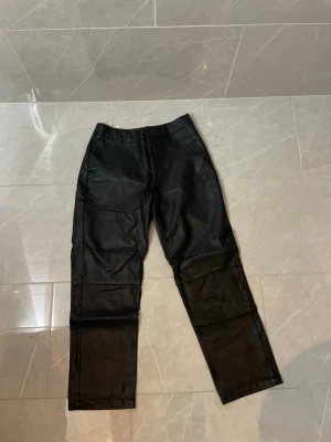 Svarta korta skinn byxor från NA-KD - Snygga svarta skinnbyxor från NA-KD med raka ben.