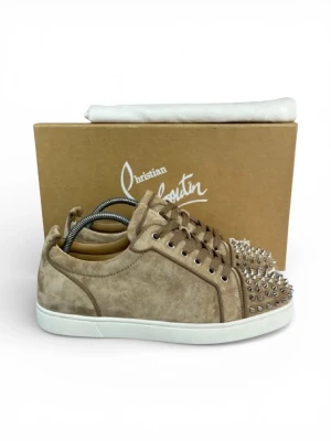 Christian Louboutin | 42 - Beigea loubs i mocka - Väldigt sällsynt & eftertraktad färg - Skick 9,8/10 nypris +9000kr - Size 42 - Äkthetscertifikat, Box & Dustbags medföljer - Hör av dig vid eventuella funderingar!