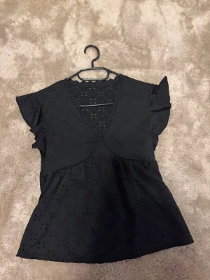 Svart topp - Jättesöt svart topp som även är väldigt bekväm! Kommer dessvärre inte till användning längre❣️