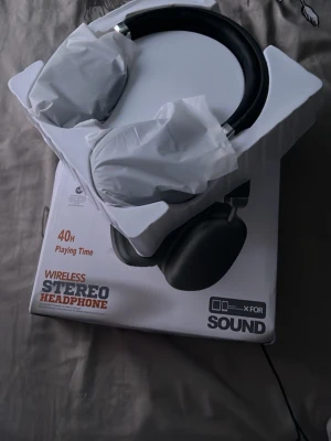 Svarta trådlösa over-ear hörlurar - Snygga svarta trådlösa over-ear hörlurar med mjuka öronkuddar och justerbart huvudband. Upp till 40 timmars batteritid och stereoljud. Perfekta för musik, gaming eller videos. Levereras i originalförpackning.