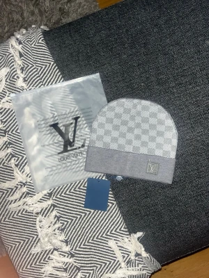 Hm mössa  - En hm mössa:) finns 15 kvar:) bara gråa 