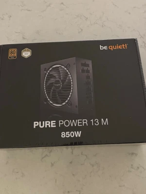 be quiet! Pure Power 13 M 850W PSU - Säljer ett be quiet! Pure Power 13 M nätaggregat på 850W. Det är modulärt och har 80 PLUS Gold-certifiering. Svart färg och levereras i originalförpackning. Perfekt för gamingdatorer eller kraftfulla arbetsstationer. 
