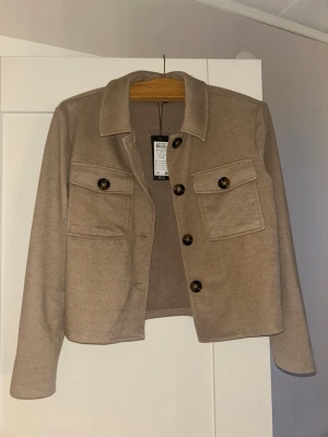 Jacka från vero Moda  - En snygg å casual jacka från Vero Moda som är perfekt till ett par snygga jeans. Prislappen är kvar, oanvänd + säljs för billigare pris