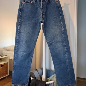 Levis jeans w30 L30 - Säljer ett par klassiska Levis  jeans i blå denim. De har en straight passform och är i mycket bra skick. Perfekta för både vardag och fest. Högmidjade med traditionella fem fickor och knappgylf. Ett måste i garderoben för den som älskar tidlös stil! 💙 Finns i bergshamra solna