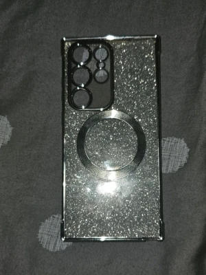 Glittrigt silvrigt mobilskal MagSafe - Fint skal som är oanvänt.  Det glittriga är som ett "papper" som hör till, så du kan välja att ha en glittrig baksidan men också att köra utan det glittriga.