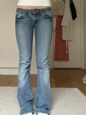 Lowwaist bootcut jeans  - Vintage lågmidjade bootcut jeans från GUESS i mycket bra skick! Midjemått rakt över: 37 Innebrenslängd: 85 Grenmått: 20 Bredd på benen längst ner: 21 Inga defekter, skriv vid funderingar/fler bilder💞