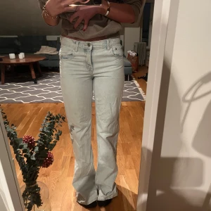 Ljusblå bootcut jeans - Säljer ett par ljusblå bootcut jeans med hög midja och klassisk femficksdesign. storlek 36! midja: 37,5 innerben: 83
