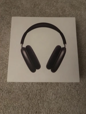 Apple AirPods Max space grå hörlurar - Snygga och moderna Apple AirPods Max i svart färg. Over-ear design med mjuka öronkuddar och justerbart huvudband i metall och textil. Perfekta för musik, gaming eller videos. Grym ljudkvalitet och stilren look.  Priset kan diskuteras.