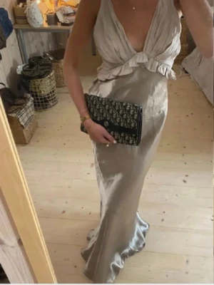 Balklänning  - Säljer denna super fina balklänningen då den tyvärr e lite för kort på mig som är 174🥰 den är så vacker och har en dragkedja i bak💕 