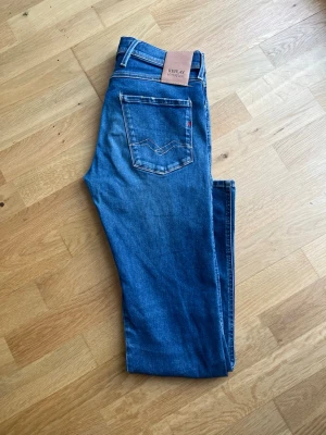Replay Anbass W29 L32 - Säljer ett par feta slimfit Replay Anbass i fint skick! Kom PM för fler bilder eller andra funderingar!