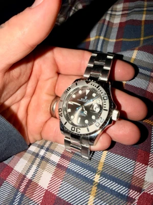 Klocka AAA - Helt felfri, 72 timmars batterireserv och extremt skötsamt använd. Varit i watch winder hela tiden då den ej använts. Repfri och fungerar felfritt.