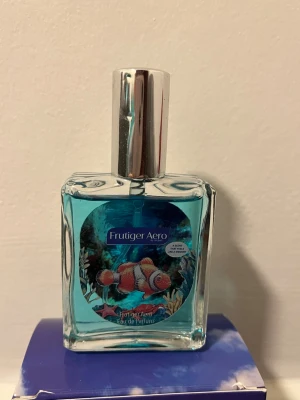 Frutiger Aero Eau de Parfum - NY, endast testad en gång! Slutsåld limited edition parfym från Unjust som luktar clean/soapy. Super nostalgisk och musik spelas när man öppnar boxen! 🐠 🫧 Nypris runt 400+ 