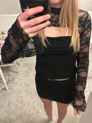 Svart spets topp med lång ärm - Fin svart topp men spets armar och helt spets i ryggen. Den har som en silikon rand så att den sitter på plats. Använd någon enstaka gång💕 Tveka inte att skriva om du är intresserad eller vill ha fler bilder. Pris kan diskuteras❤️