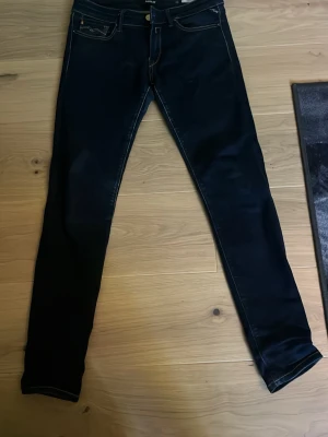 Mörk blå repaly Jeans - Snygga mörk blå  jeans med kontrastsömmar och klassiska fem fickor. Jeansen har smal passform och normal midja, perfekta till en avslappnad streetstil.stl 29/30, Materialet är stretchigt för extra komfort. Bara att fråga om ni undrar nått 😁