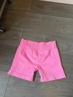 Rosa shorts från DFYNE - Säljer ett par rosa seamless cykelshorts från DFYNE. Nypris ca 600kr💞endast använda en gång