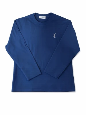 Blå långärmad topp från Yves Saint Laurent - Snygg marinblå långärmad topp från Yves Saint Laurent med broderad vit YSL-logga på bröstet. Klassisk rund halsringning och stilren design som passar till det mesta. Tillverkad i mjuk bomull för en skön känsla.