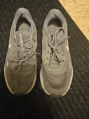 Fina Nike skor för alla  - Fina Nike skor.  Stl 44. Passar till alla.  Perfekt skor till promenader eller jogga